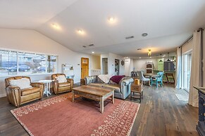 Westside Mountain View 2 Bedroom Home by RedAwning