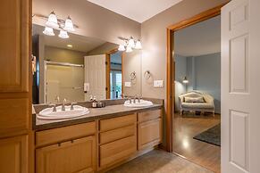 Westside Mountain View 2 Bedroom Home by RedAwning