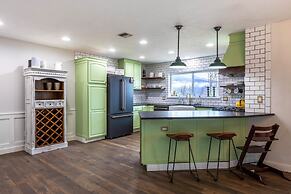 Westside Mountain View 2 Bedroom Home by RedAwning