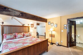 Manitou Lodge 4 Hotel Room by Alpine Lodging Telluride