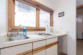 Manitou Lodge 4 Hotel Room by Alpine Lodging Telluride