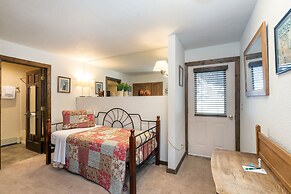 Manitou Lodge 4 Hotel Room by Alpine Lodging Telluride