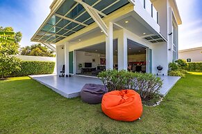 Modern 3 bedroom Pool Villa PG19