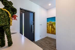 Modern 3 bedroom Pool Villa PG19