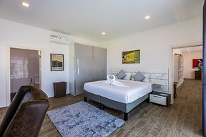 Modern 3 bedroom Pool Villa PG19