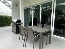 Modern 3 bedroom Pool Villa PG19