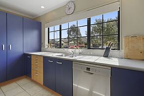 Spacious Family Home -Fully Fenced Yard