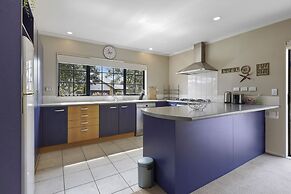 Spacious Family Home -Fully Fenced Yard