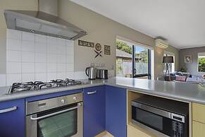 Spacious Family Home -Fully Fenced Yard