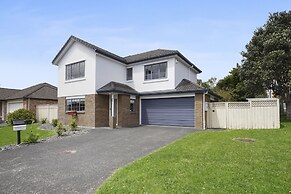 Spacious Family Home -Fully Fenced Yard