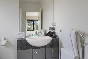 Spacious Family Home -Fully Fenced Yard