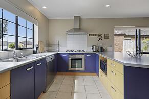 Spacious Family Home -Fully Fenced Yard