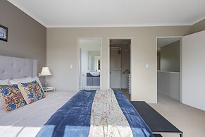 Spacious Family Home -Fully Fenced Yard