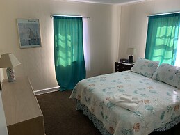 Queen Anne's Revenge At The Beach 3 Bedroom Cottage by RedAwning