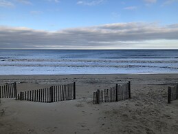 Queen Anne's Revenge At The Beach 3 Bedroom Cottage by RedAwning