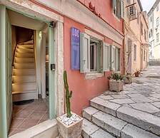 VENETIAN WELL HOUSE by LOC HOSPITALITY