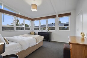 Gorgeous Family Home-Fully Fenced & Toys