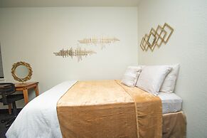 Vintage Elegance - Condo Steps Away From Casino