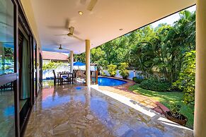 Cozy 3 BR Pool Villa close to Town CV3L