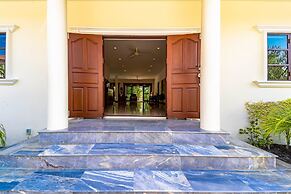 Cozy 3 BR Pool Villa close to Town CV3L