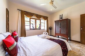 Cozy 3 BR Pool Villa close to Town CV3L