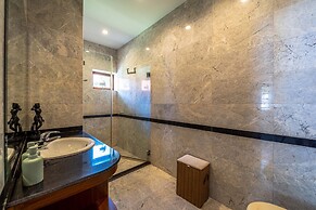 Cozy 3 BR Pool Villa close to Town CV3L