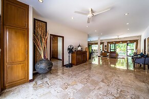 Cozy 3 BR Pool Villa close to Town CV3L