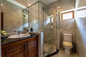 Cozy 3 BR Pool Villa close to Town CV3L