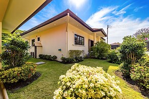 Cozy 3 BR Pool Villa close to Town CV3L