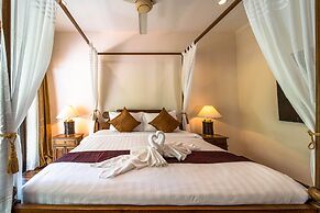 Cozy 3 BR Pool Villa close to Town CV3L