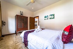 Cozy 3 BR Pool Villa close to Town CV3L