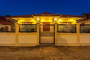 Cozy 3 BR Pool Villa close to Town CV3L