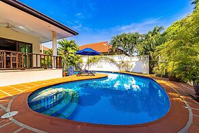 Cozy 3 BR Pool Villa close to Town CV3L
