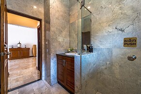 Cozy 3 BR Pool Villa close to Town CV3L