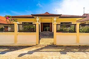 Cozy 3 BR Pool Villa close to Town CV3L