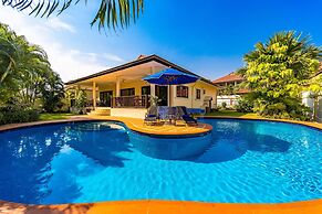 Cozy 3 BR Pool Villa close to Town CV3L