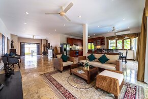 Cozy 3 BR Pool Villa close to Town CV3L