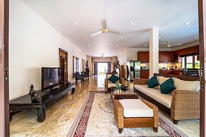 Cozy 3 BR Pool Villa close to Town CV3L