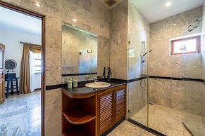 Cozy 3 BR Pool Villa close to Town CV3L