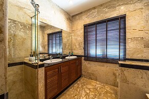 Cozy 3 BR Pool Villa close to Town CV3L