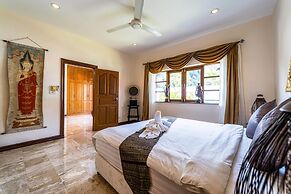 Cozy 3 BR Pool Villa close to Town CV3L