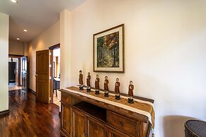 Cozy 3 BR Pool Villa close to Town CV3L