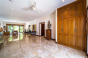 Cozy 3 BR Pool Villa close to Town CV3L