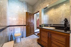 Cozy 3 BR Pool Villa close to Town CV3L