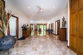 Cozy 3 BR Pool Villa close to Town CV3L