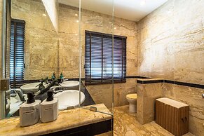 Cozy 3 BR Pool Villa close to Town CV3L