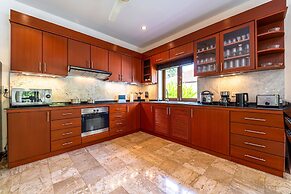 Cozy 3 BR Pool Villa close to Town CV3L