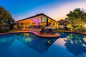 Cozy 3 BR Pool Villa close to Town CV3L