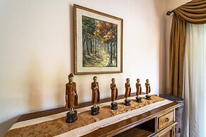 Cozy 3 BR Pool Villa close to Town CV3L