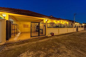 Cozy 3 BR Pool Villa close to Town CV3L